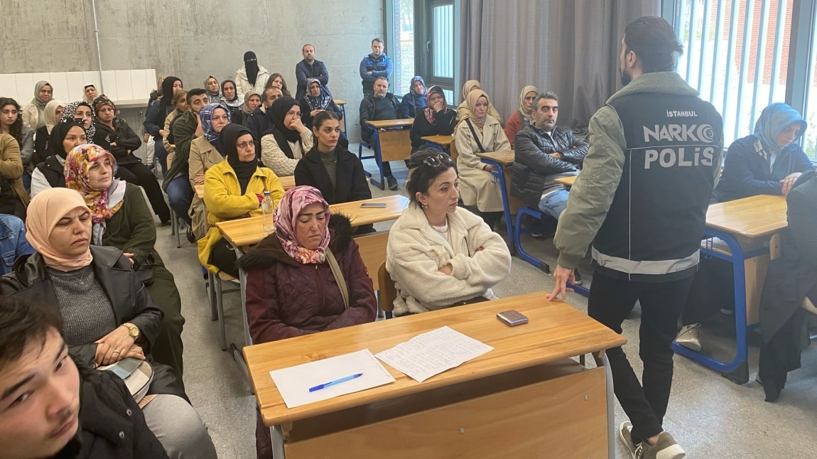 En iyi narkotik polisi Anne düsturu ile Emniyet personelinin katılımı ile Bağımlılıkla Mücadele semineri düzenledik.